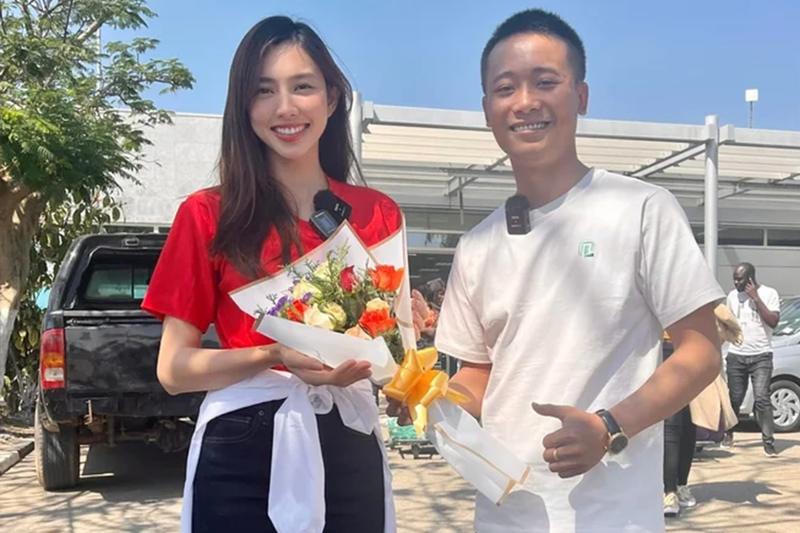Khoảnh khắc Quang Linh Vlogs đưa Hoa hậu Thùy Tiên ra sân bay: Ngọt hơn phim ngôn tình!